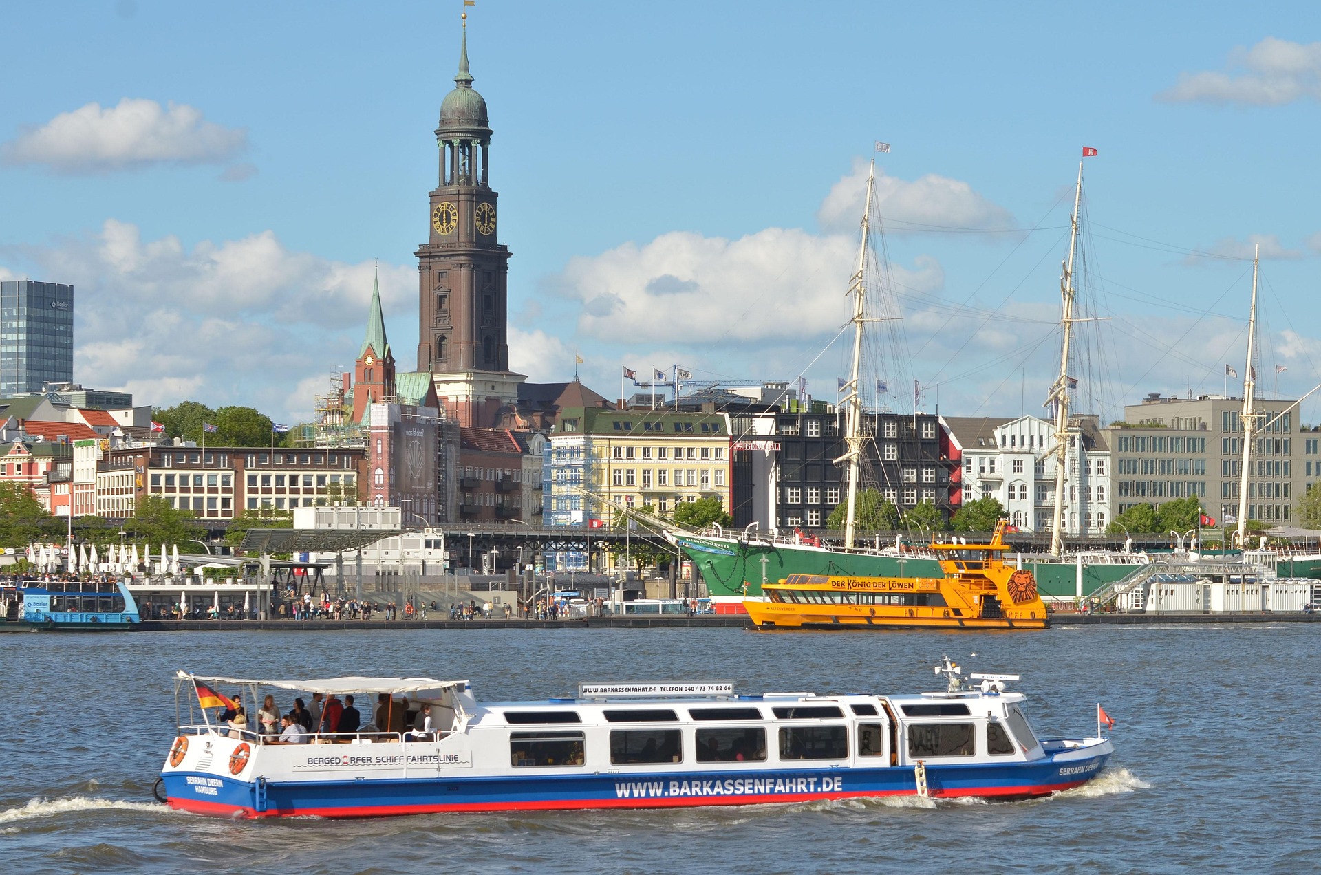 Hamburg , Blick von der Binnenalster auf die Stadt.
