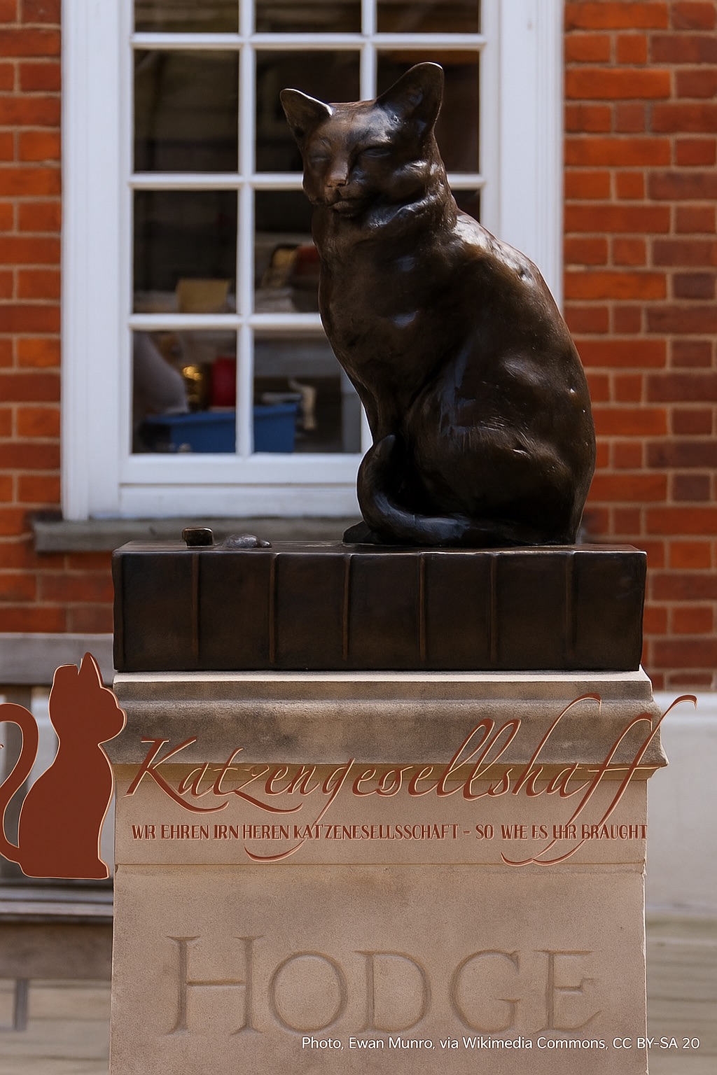 Mr. Hodge als Statue vor dem Haus von Dr. Samuel Johnson. Der Kater sitzt auf einem Buch und hat eine Auster vor sich
