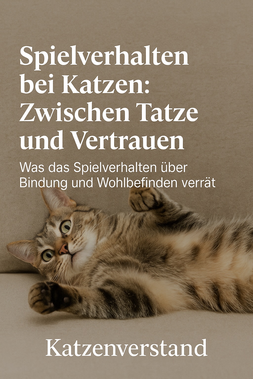 Eine getigerte Hauskatze liegt entspannt auf dem Rücken auf einem beigen Sofa und streckt eine Pfote nach vorne, als würde sie spielen. Darüber liegt ein Text: „Spielverhalten bei Katzen: Zwischen Tatze und Vertrauen – Was das Spielverhalten über Bindung und Wohlbefinden verrät“. Unten steht der Name des Blogs „Katzenverstand“.